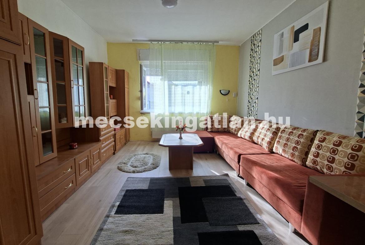 Pécs, Bittner Alajos utcában kiadó három szobás lakás