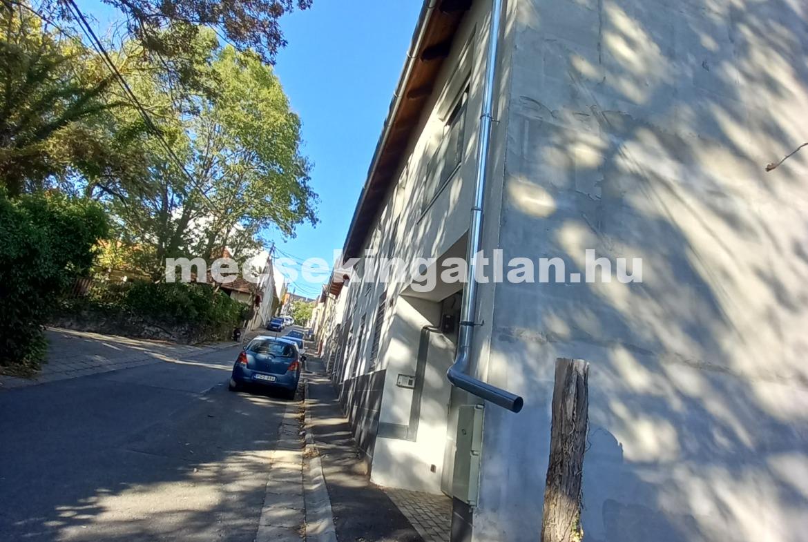 Pécsett a Radnics utcában udvari gépkocsibeálló kiadó!