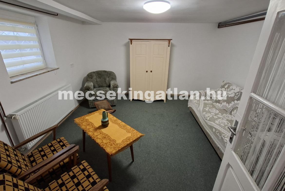 Kiadó Pécsett a Belvárosban Szilágyi Dezső utcában udvari igényes berendezett garzonlakás vállalkozásnak is