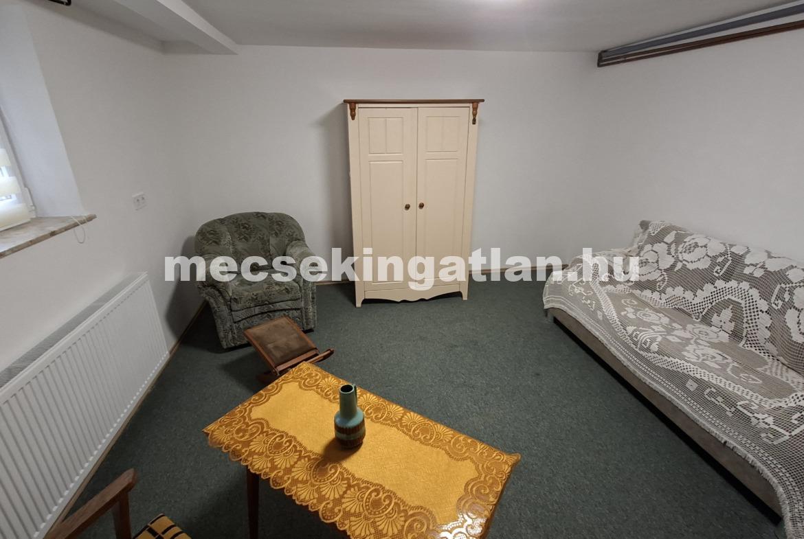 Kiadó Pécsett a Belvárosban Szilágyi Dezső utcában udvari igényes berendezett garzonlakás vállalkozásnak is