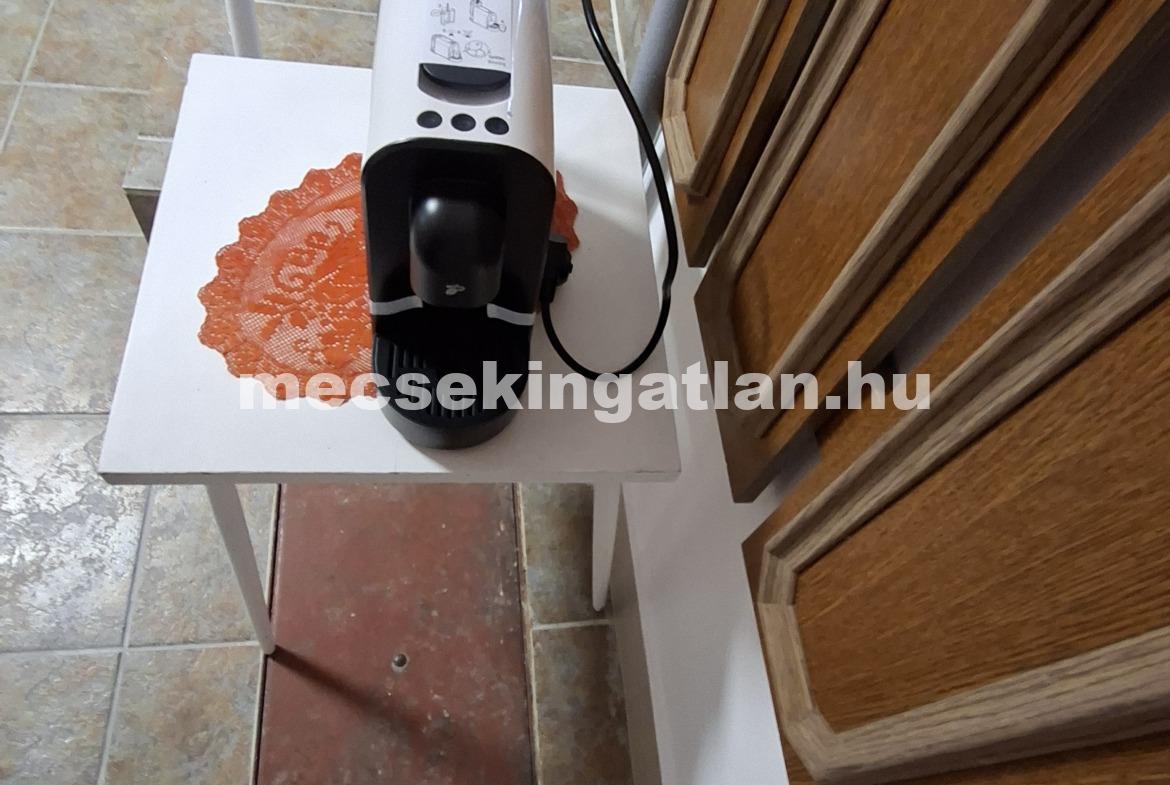 Kiadó Pécsett a Belvárosban Szilágyi Dezső utcában udvari igényes berendezett garzonlakás vállalkozásnak is