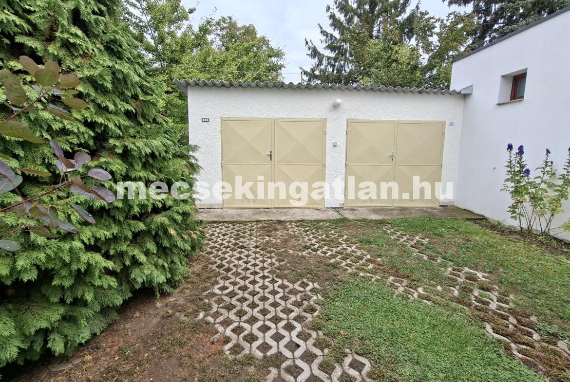 Kiadó Pécsett a Belvárosban Szilágyi Dezső utcában udvari igényes berendezett garzonlakás vállalkozásnak is
