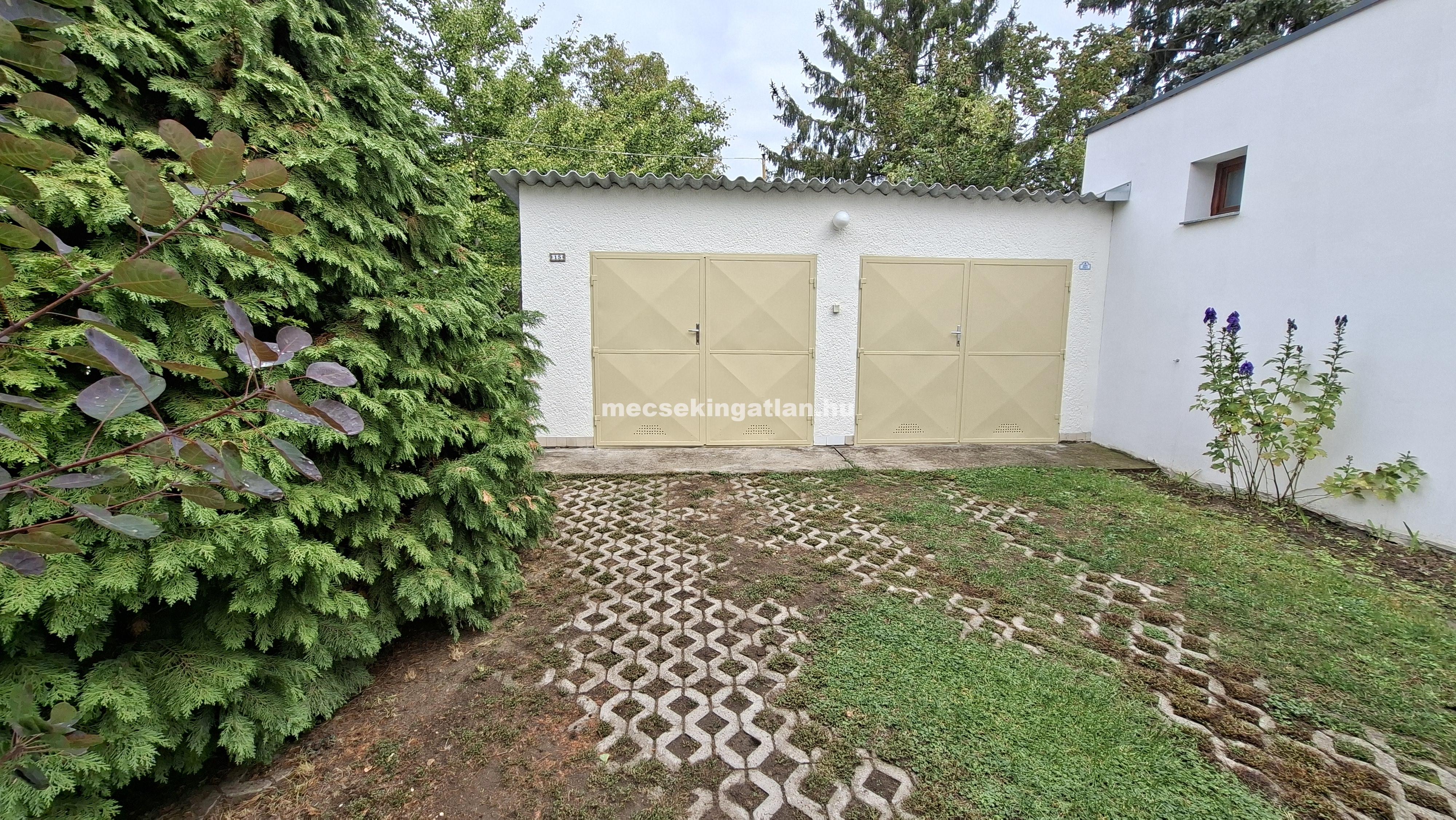 Kiadó Pécsett a Belvárosban Szilágyi Dezső utcában udvari igényes berendezett garzonlakás vállalkozásnak is