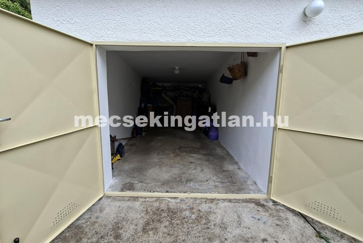 Pécsett Önálló udvari zart 16 nm es garázs kiadó Belvárosban
