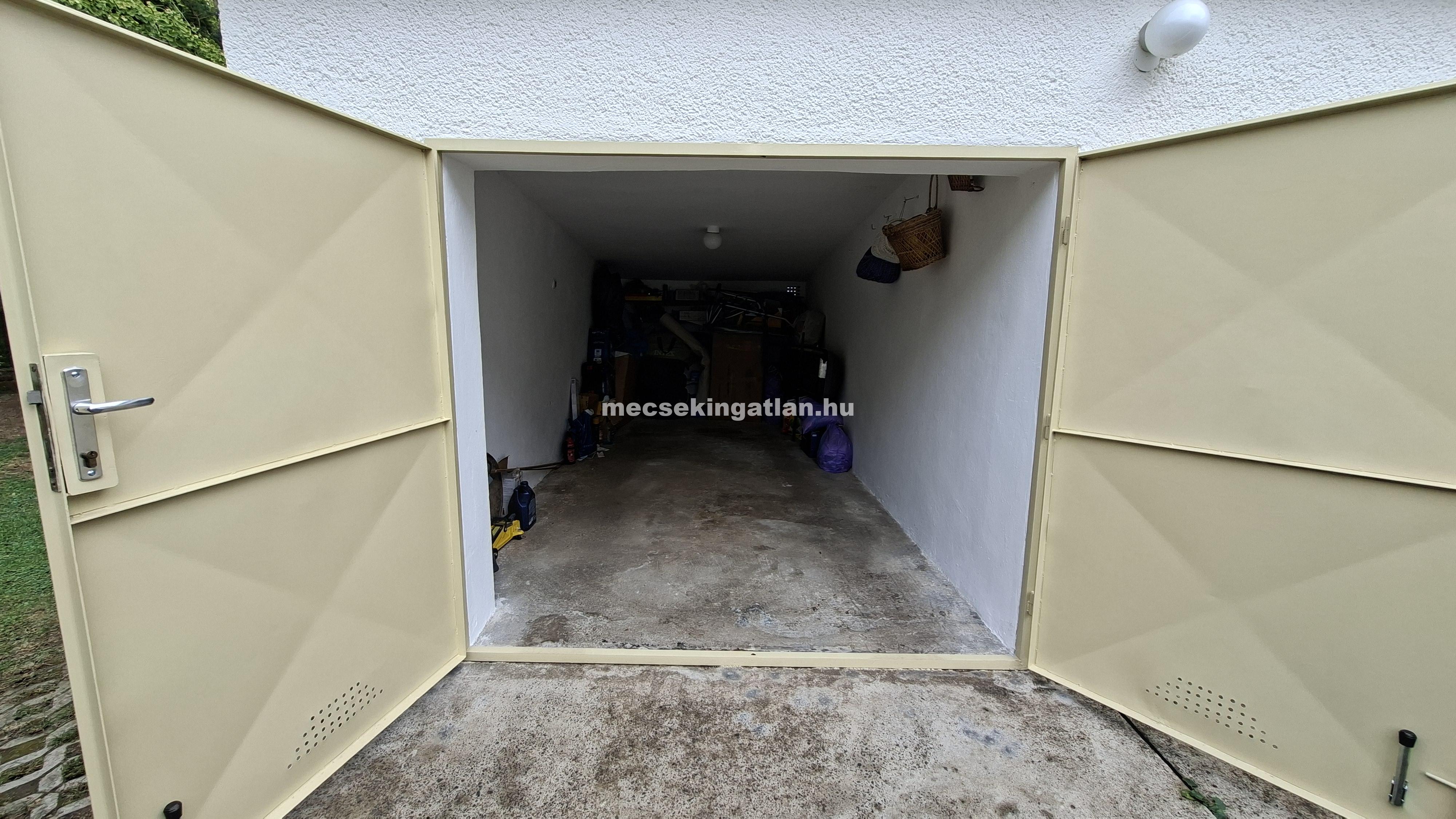 Pécsett Önálló udvari zart 16 nm es garázs kiadó Belvárosban