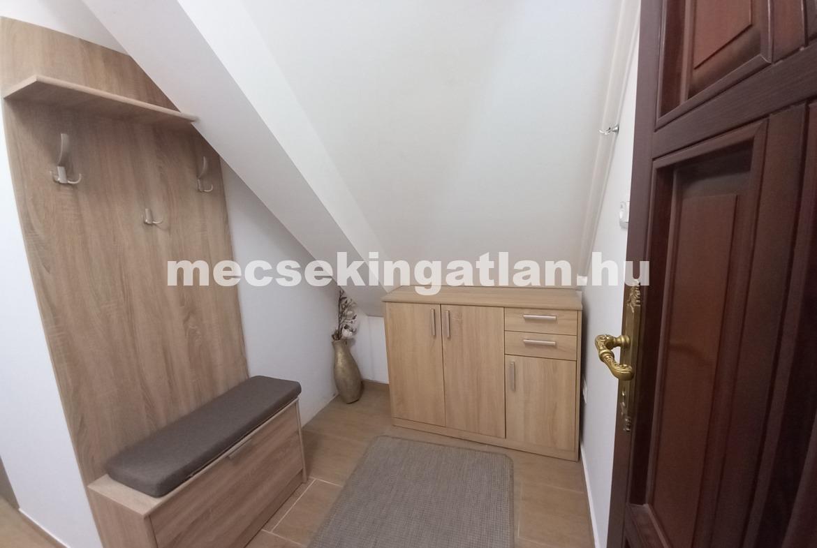 Pécsett a Majorossy Imre utcában újépítésű tetőtéri téglalakás kiadó!
