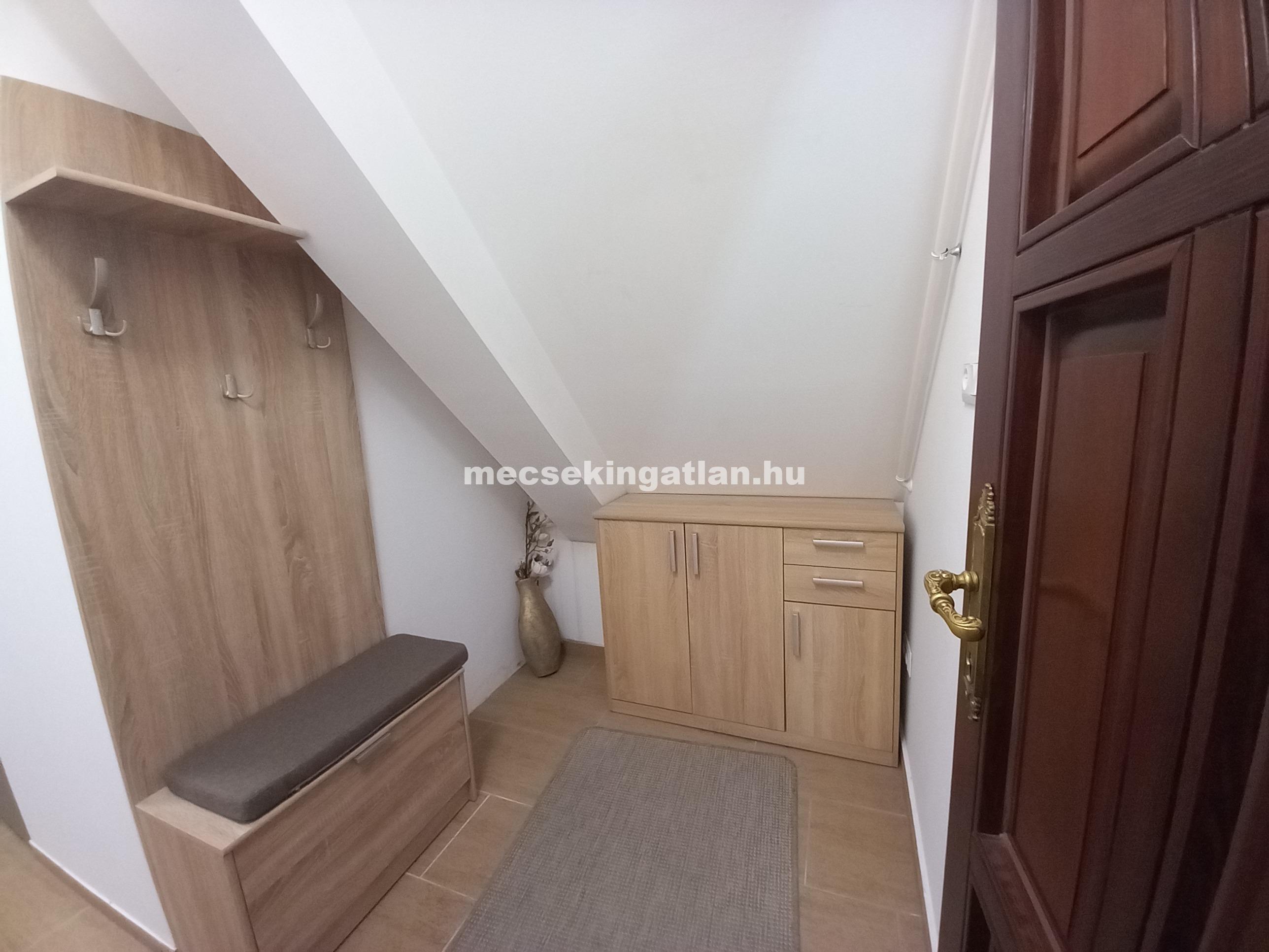 Pécsett a Majorossy Imre utcában újépítésű tetőtéri téglalakás kiadó!