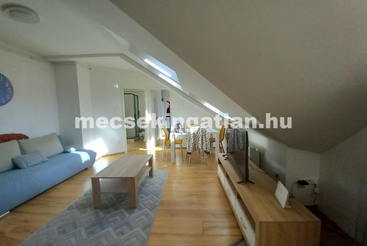 Pécsett a Majorossy Imre utcában újépítésű tetőtéri téglalakás kiadó!