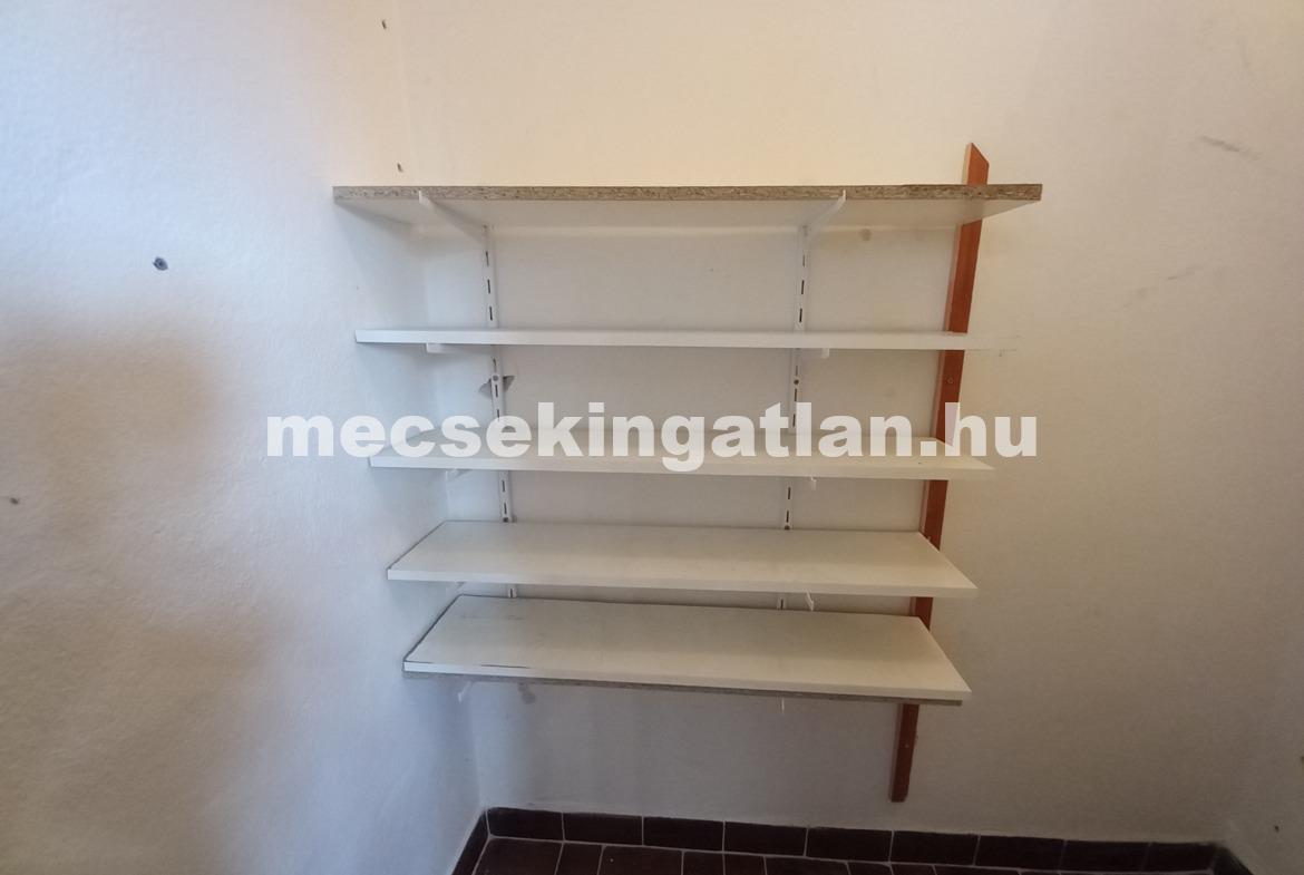 Pécsett a Semmelweis utcában első emeleti, erkélyes, bútorozatlan 3 szobás téglalakás kiadó!