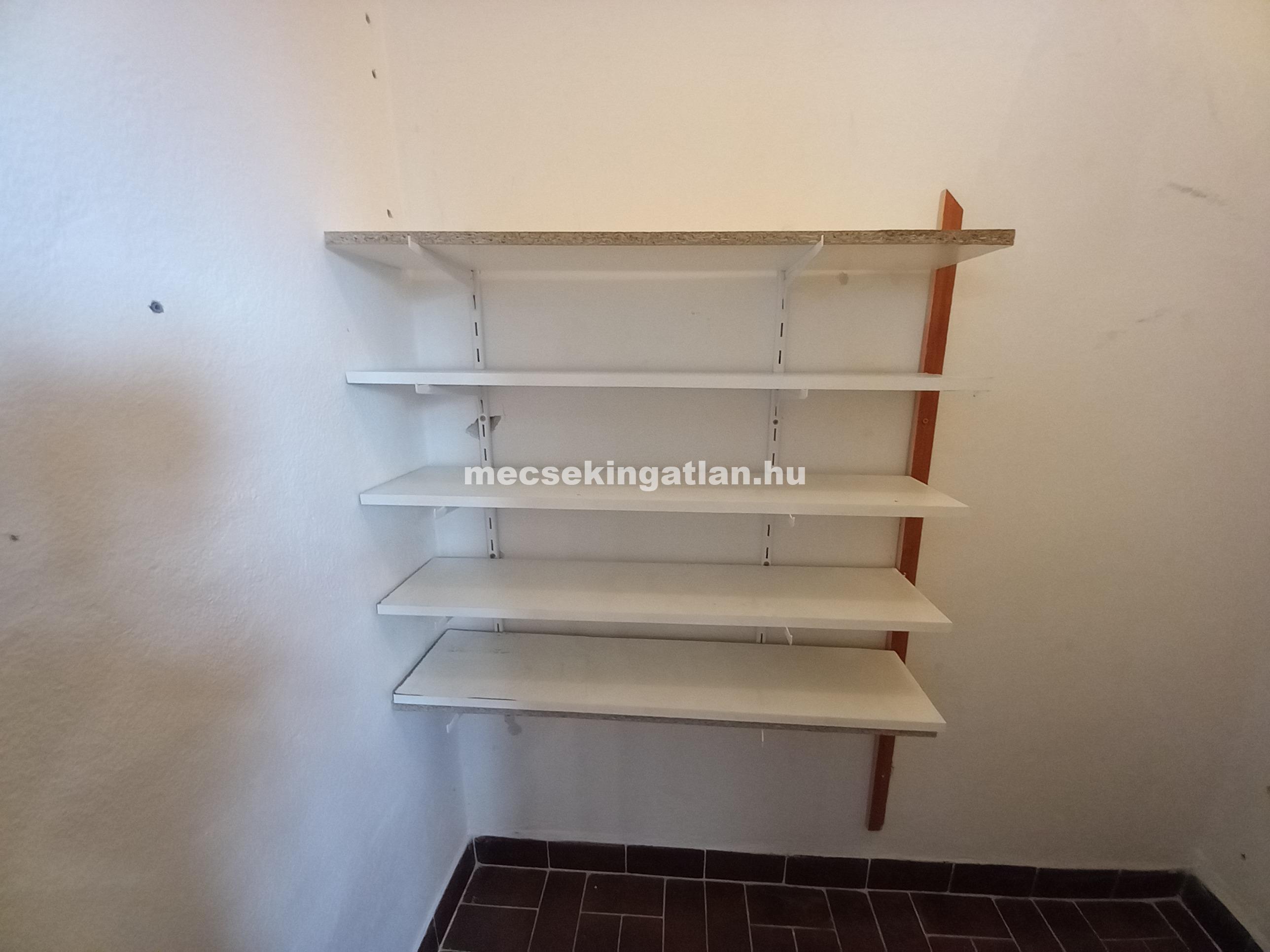 Pécsett a Semmelweis utcában első emeleti, erkélyes, bútorozatlan 3 szobás téglalakás kiadó!