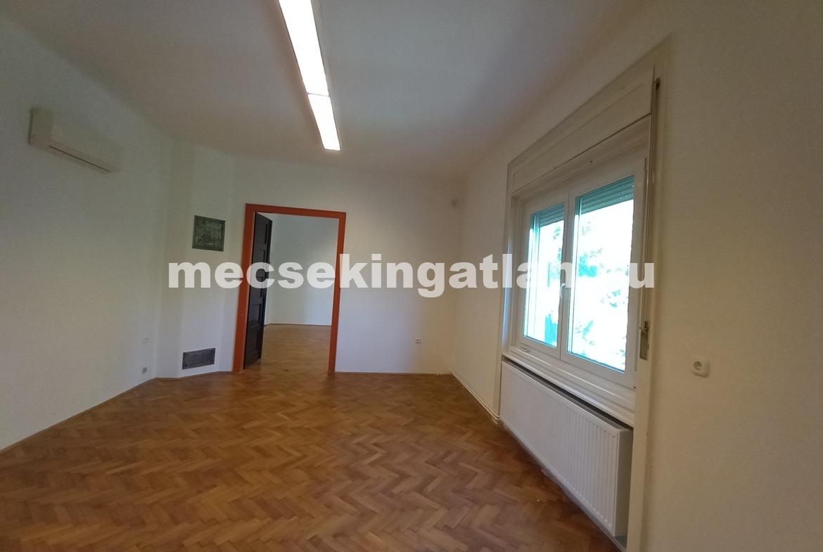 Pécsett a Semmelweis utcában első emeleti, erkélyes, bútorozatlan 3 szobás téglalakás kiadó!