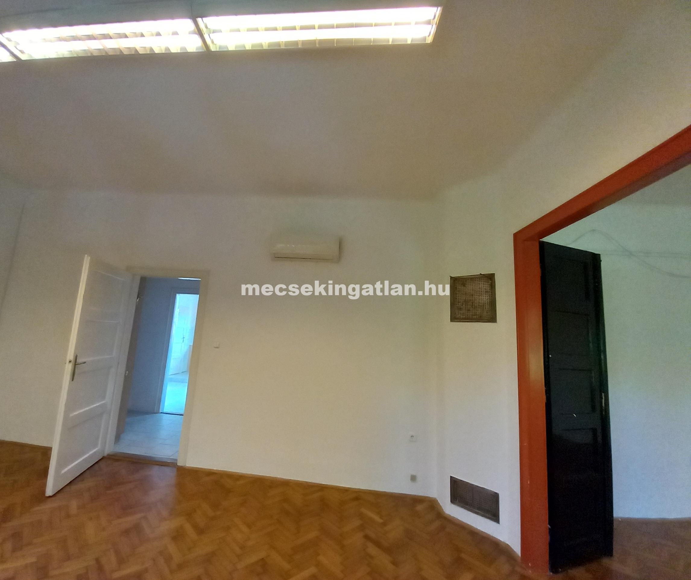 Pécsett a Semmelweis utcában első emeleti, erkélyes, bútorozatlan 3 szobás téglalakás kiadó!