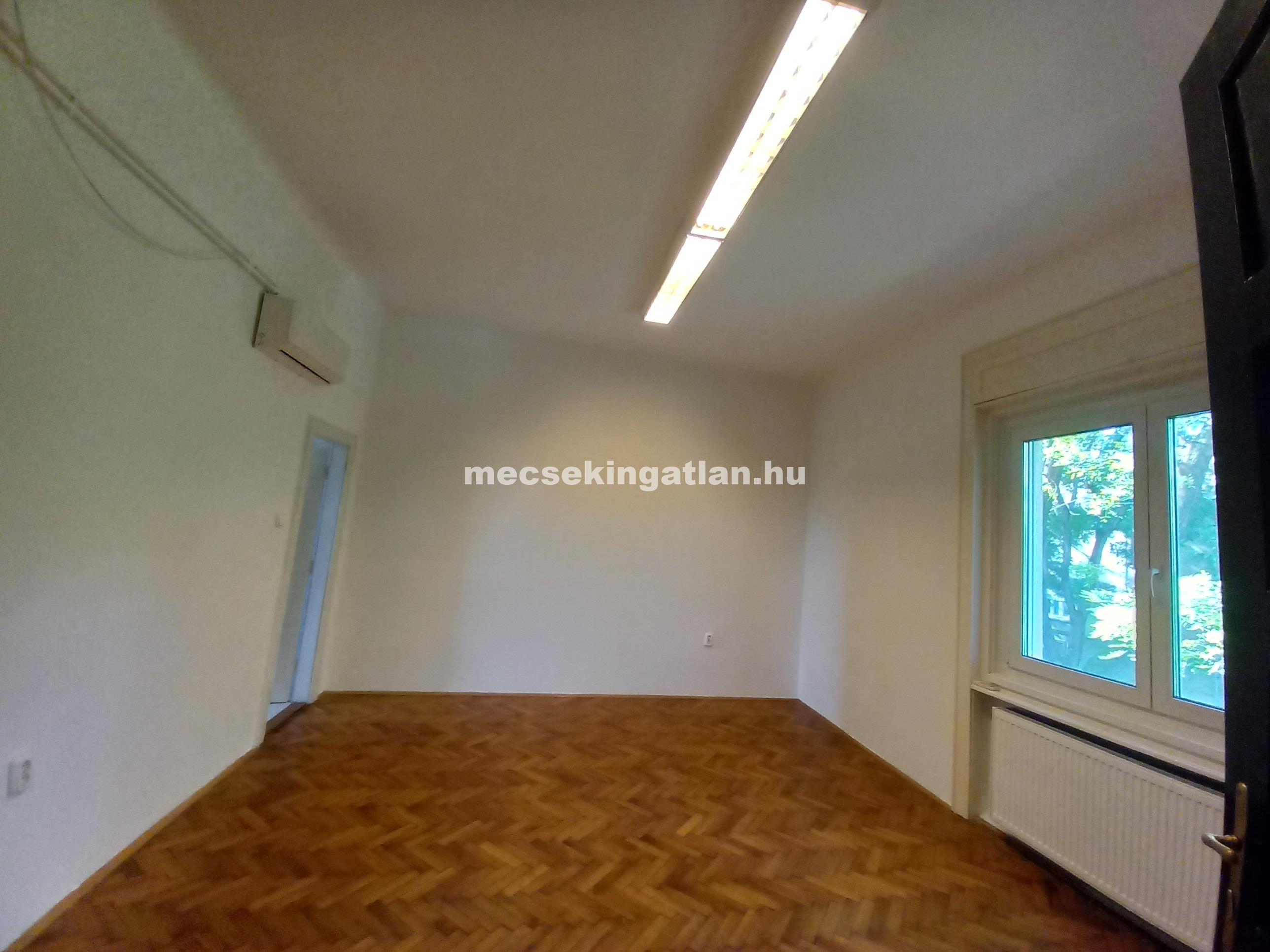 Pécsett a Semmelweis utcában első emeleti, erkélyes, bútorozatlan 3 szobás téglalakás kiadó!