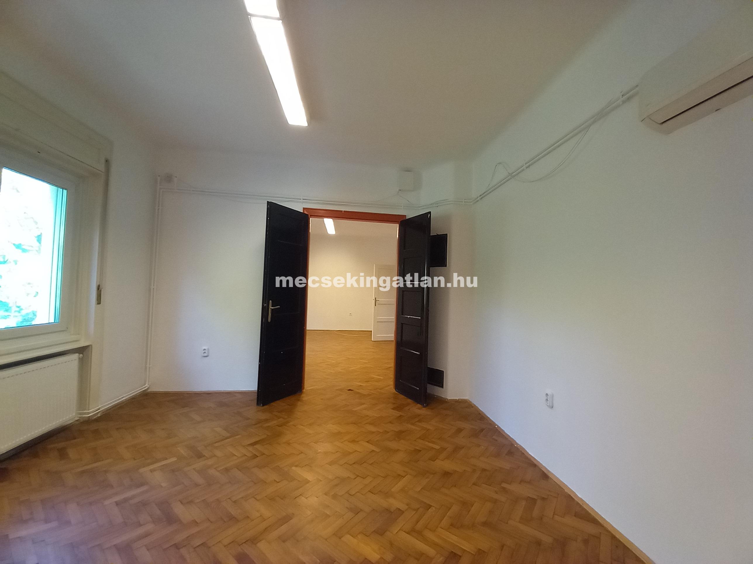 Pécsett a Semmelweis utcában első emeleti, erkélyes, bútorozatlan 3 szobás téglalakás kiadó!