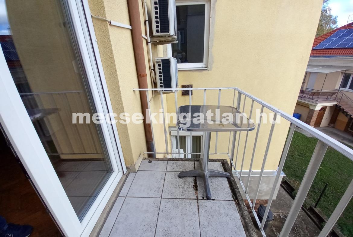 Pécsett a Semmelweis utcában első emeleti, erkélyes, bútorozatlan 3 szobás téglalakás kiadó!