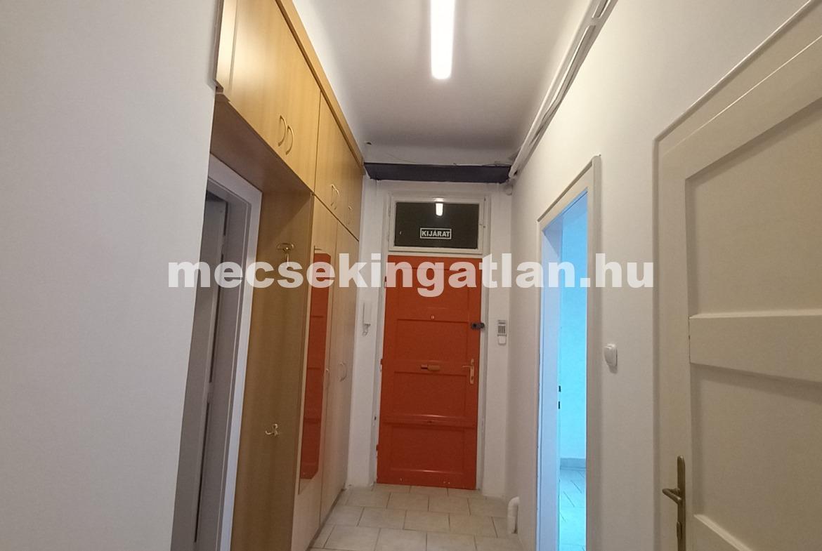 Pécsett a Semmelweis utcában első emeleti, erkélyes, bútorozatlan 3 szobás téglalakás kiadó!