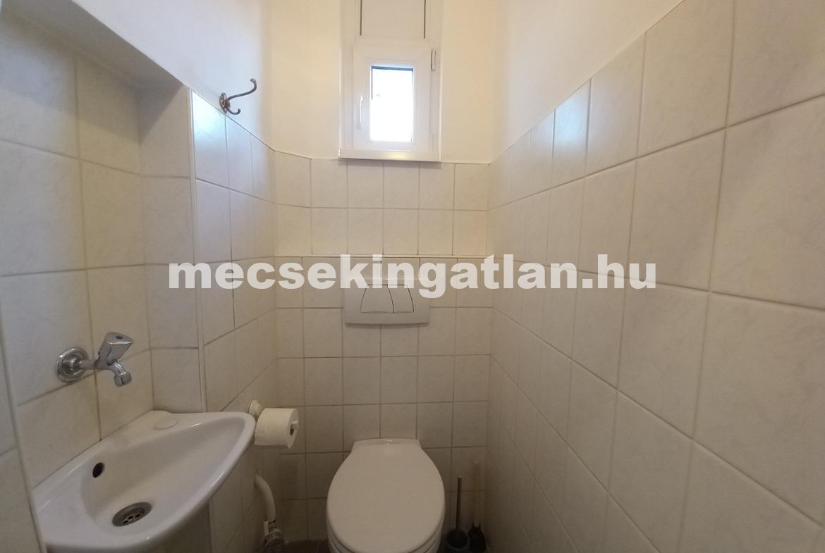 Pécsett a Semmelweis utcában első emeleti, erkélyes, bútorozatlan 3 szobás téglalakás kiadó!