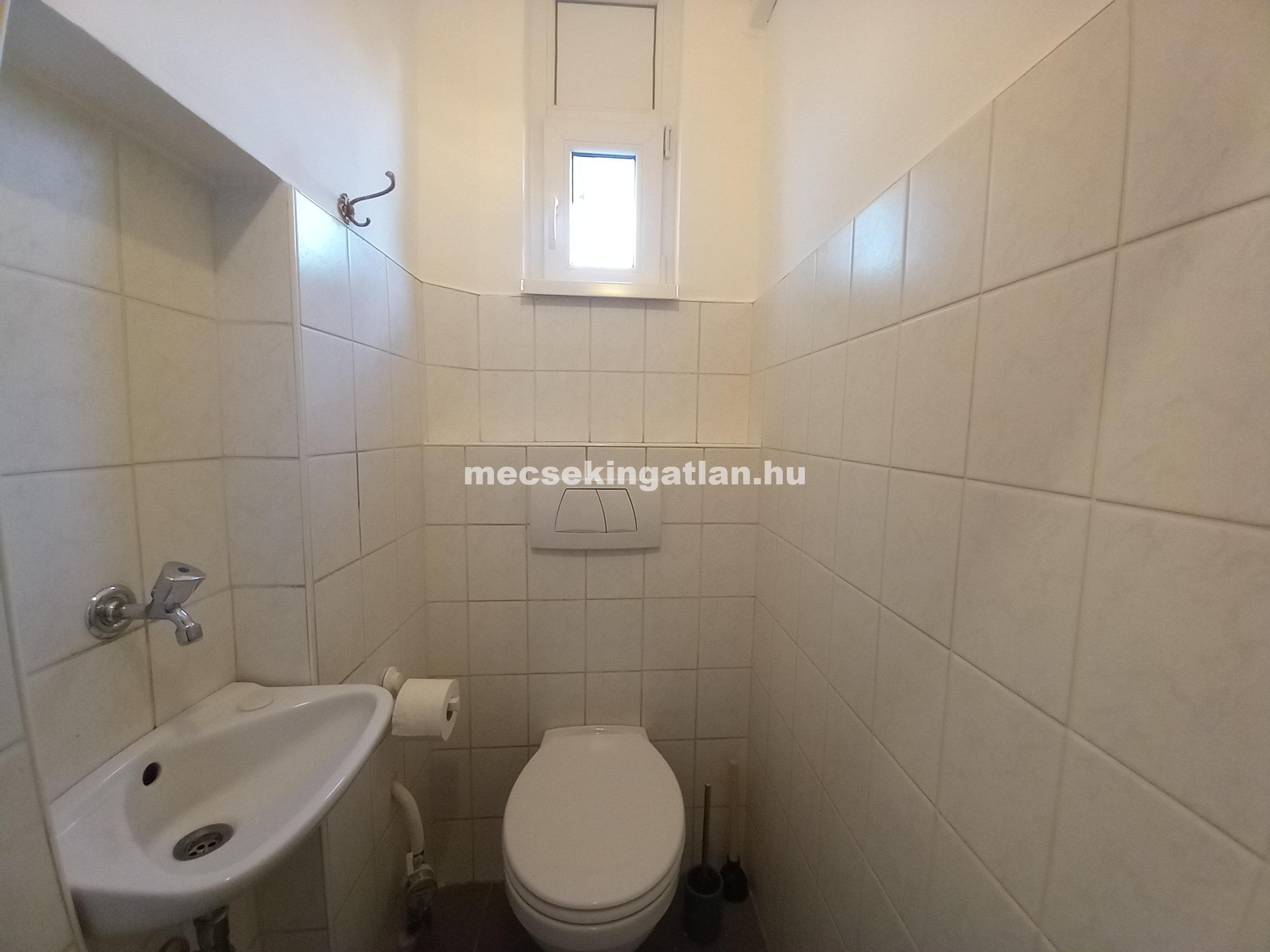 Pécsett a Semmelweis utcában első emeleti, erkélyes, bútorozatlan 3 szobás téglalakás kiadó!