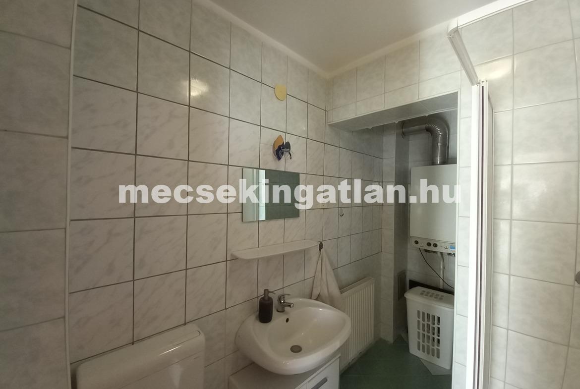 Pécsett a Felsővámház utcában első emeleti téglalakás kiadó!