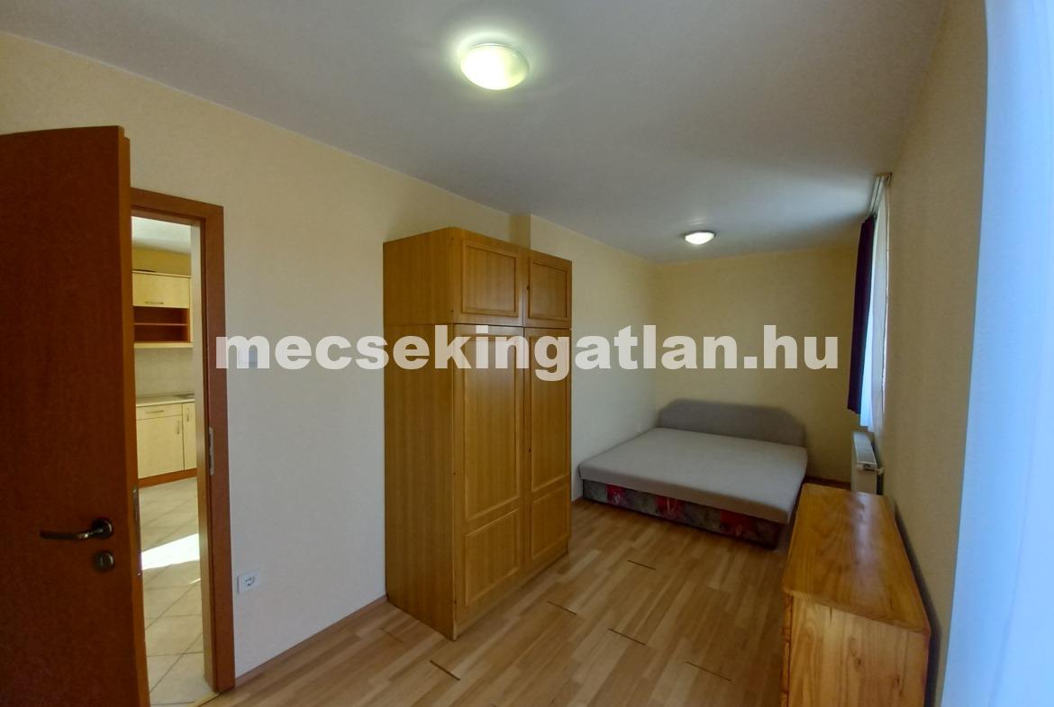 Pécsett a Felsővámház utcában első emeleti téglalakás kiadó!