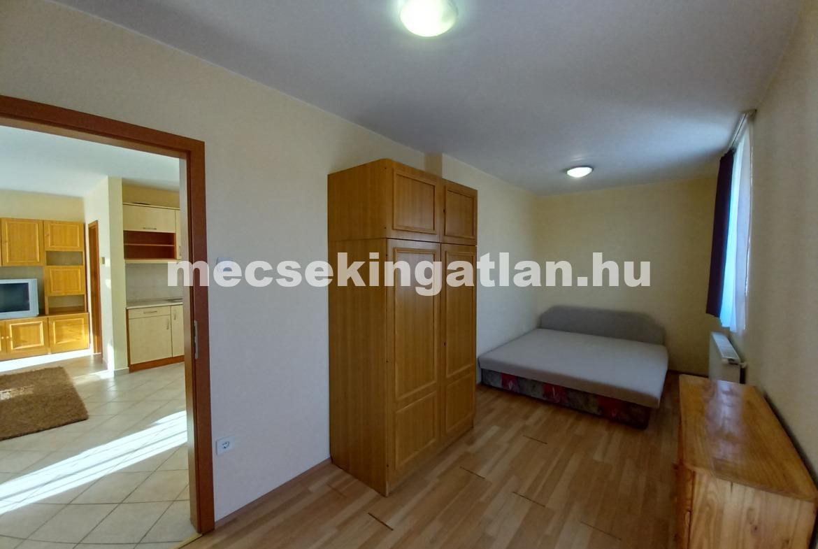 Pécsett a Felsővámház utcában első emeleti téglalakás kiadó!