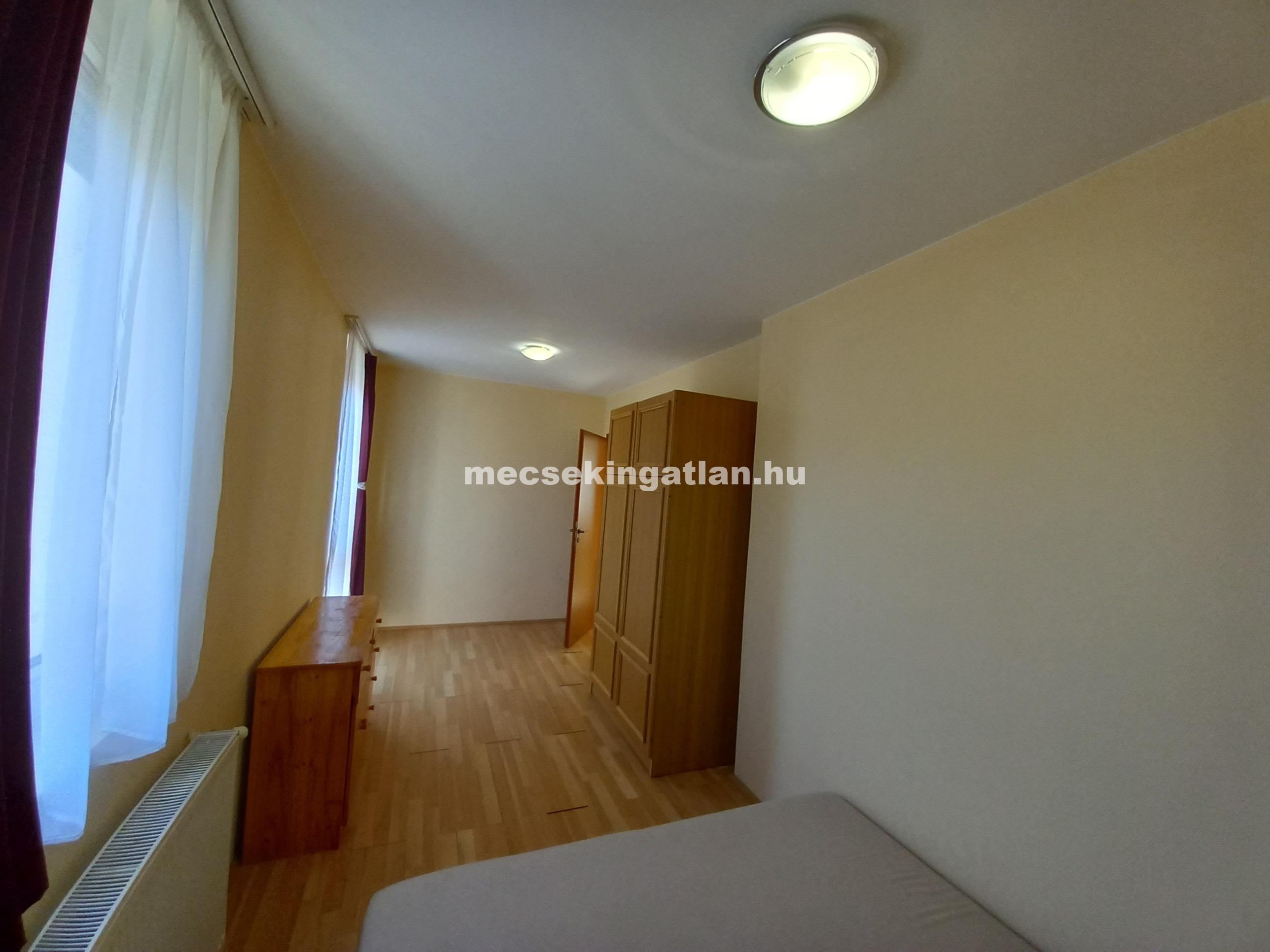 Pécsett a Felsővámház utcában első emeleti téglalakás kiadó!