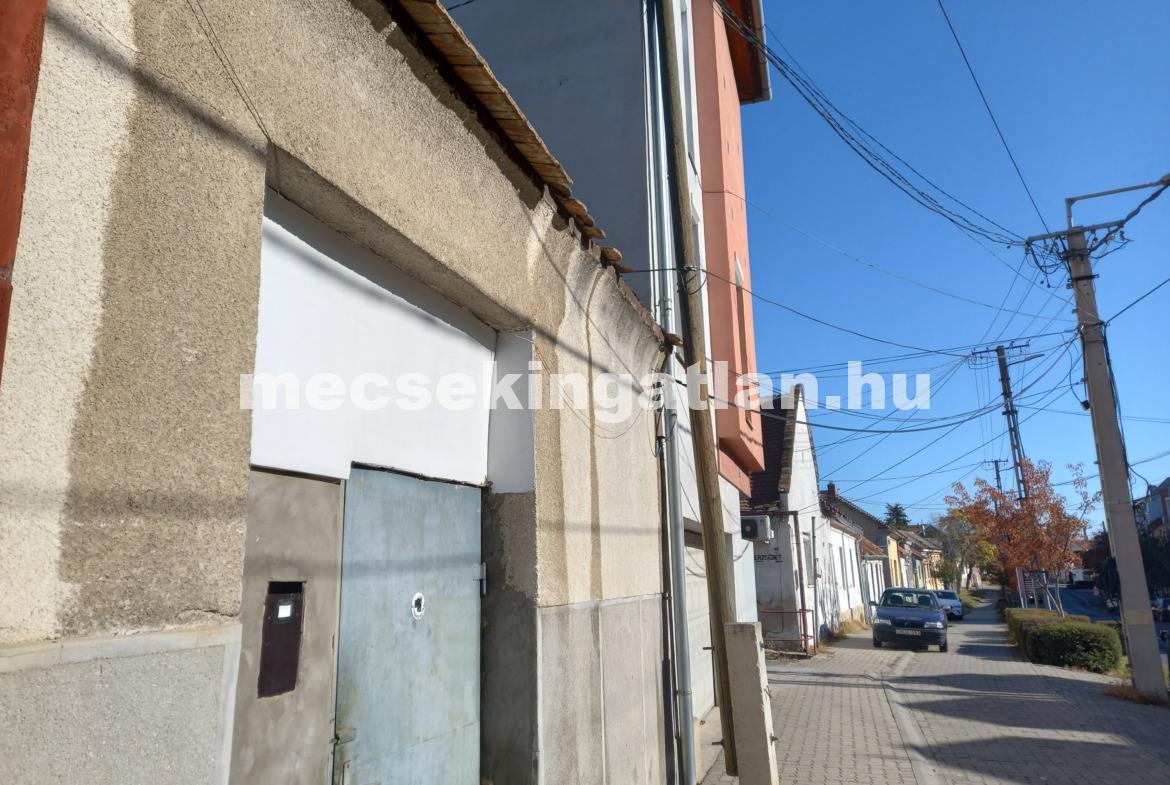 Pécsett a Felsővámház utcában első emeleti téglalakás kiadó!