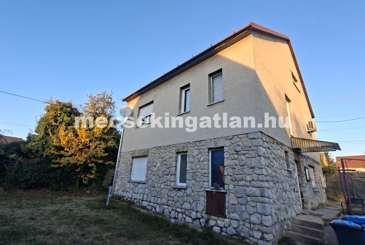 Pécs, Komlói úton eladó sürgősen önálló családi ház