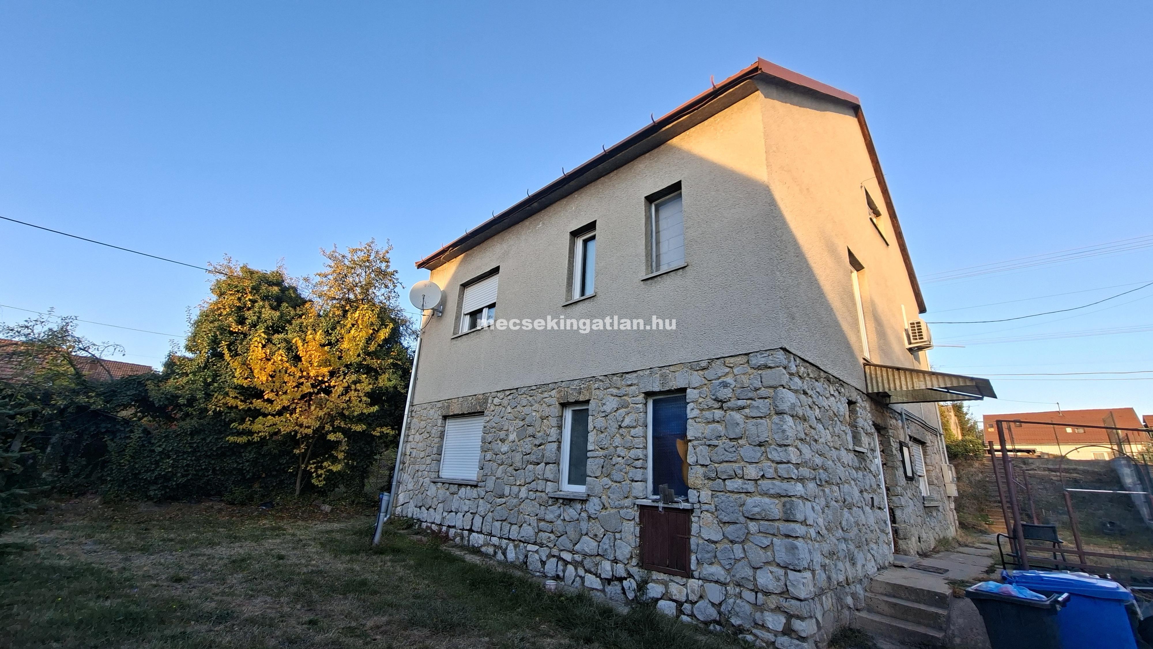 Pécs, Komlói úton eladó sürgősen önálló családi ház