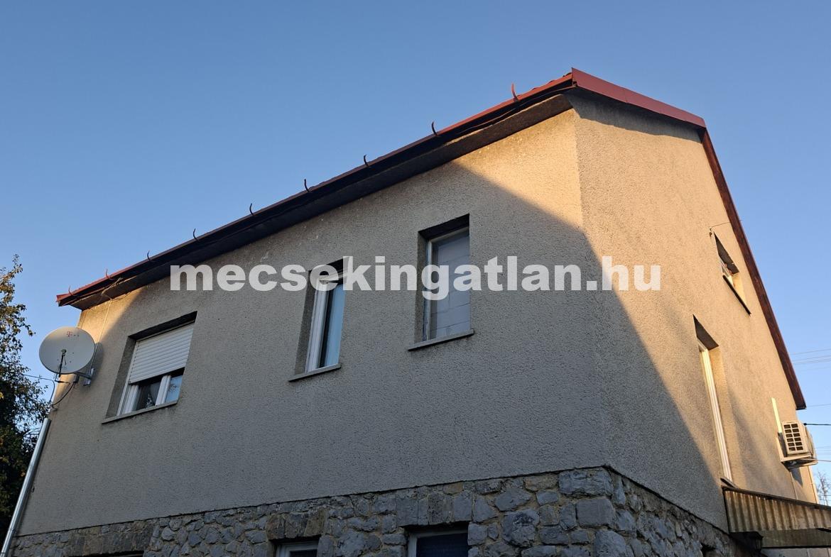 Pécs, Komlói úton eladó sürgősen önálló családi ház