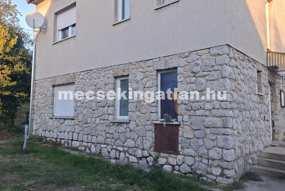 Pécs, Komlói úton eladó sürgősen önálló családi ház