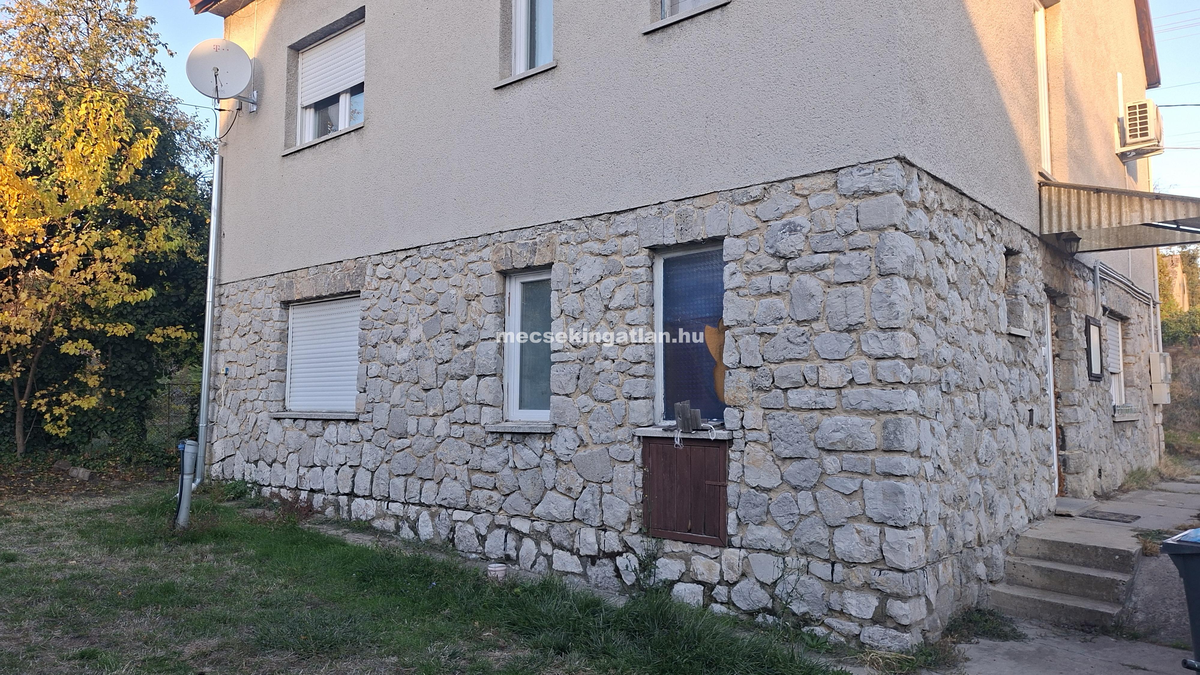 Pécs, Komlói úton eladó sürgősen önálló családi ház