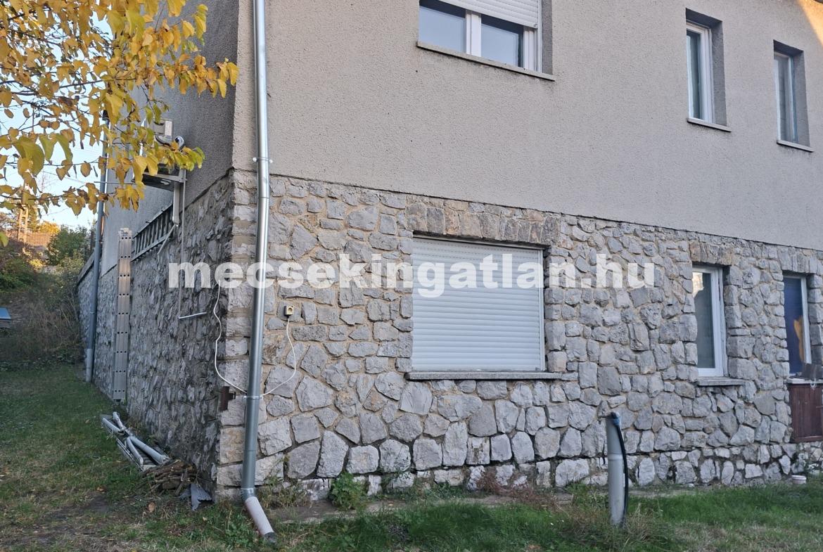 Pécs, Komlói úton eladó sürgősen önálló családi ház