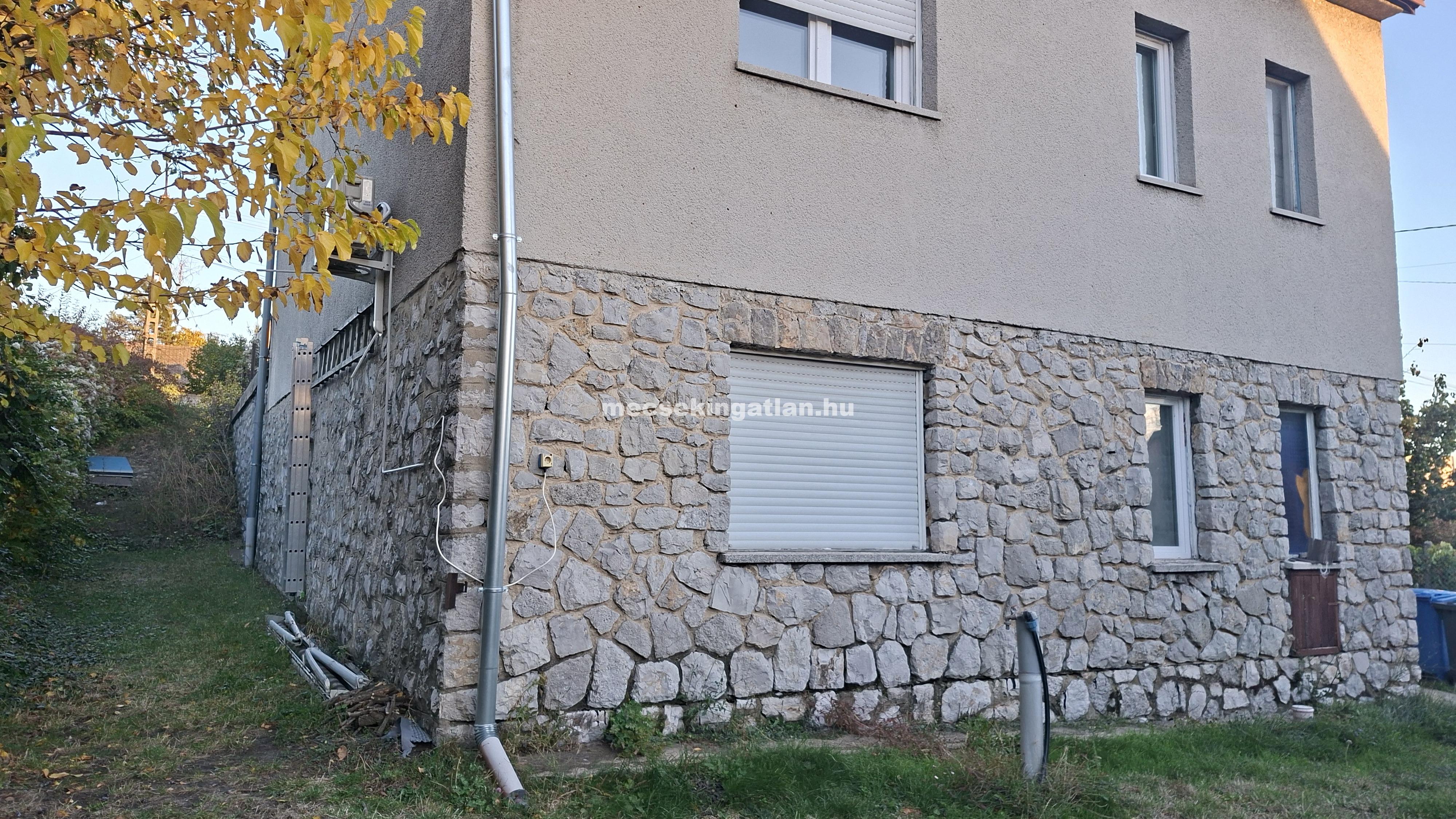 Pécs, Komlói úton eladó sürgősen önálló családi ház