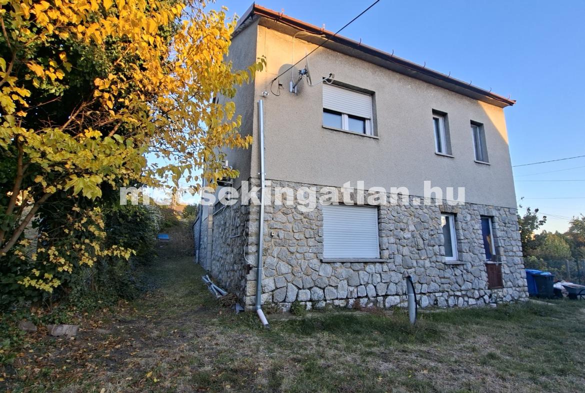 Pécs, Komlói úton eladó sürgősen önálló családi ház
