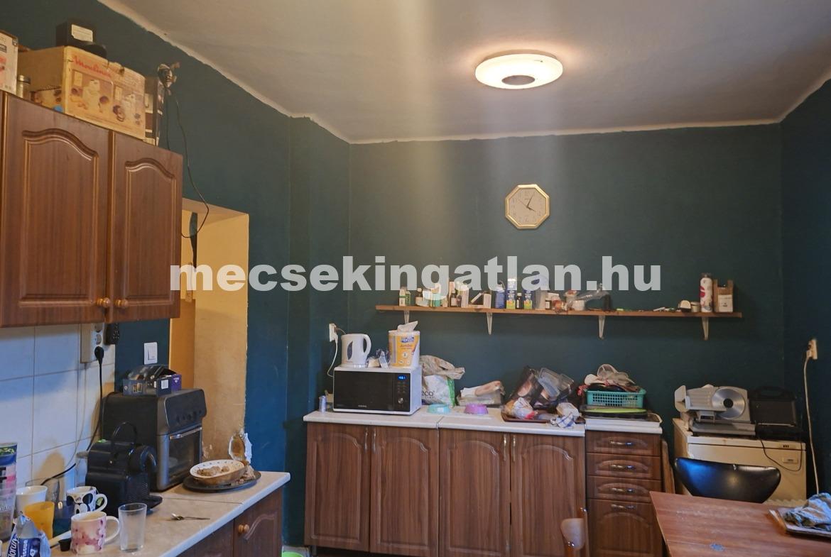 Pécs, Komlói úton eladó sürgősen önálló családi ház