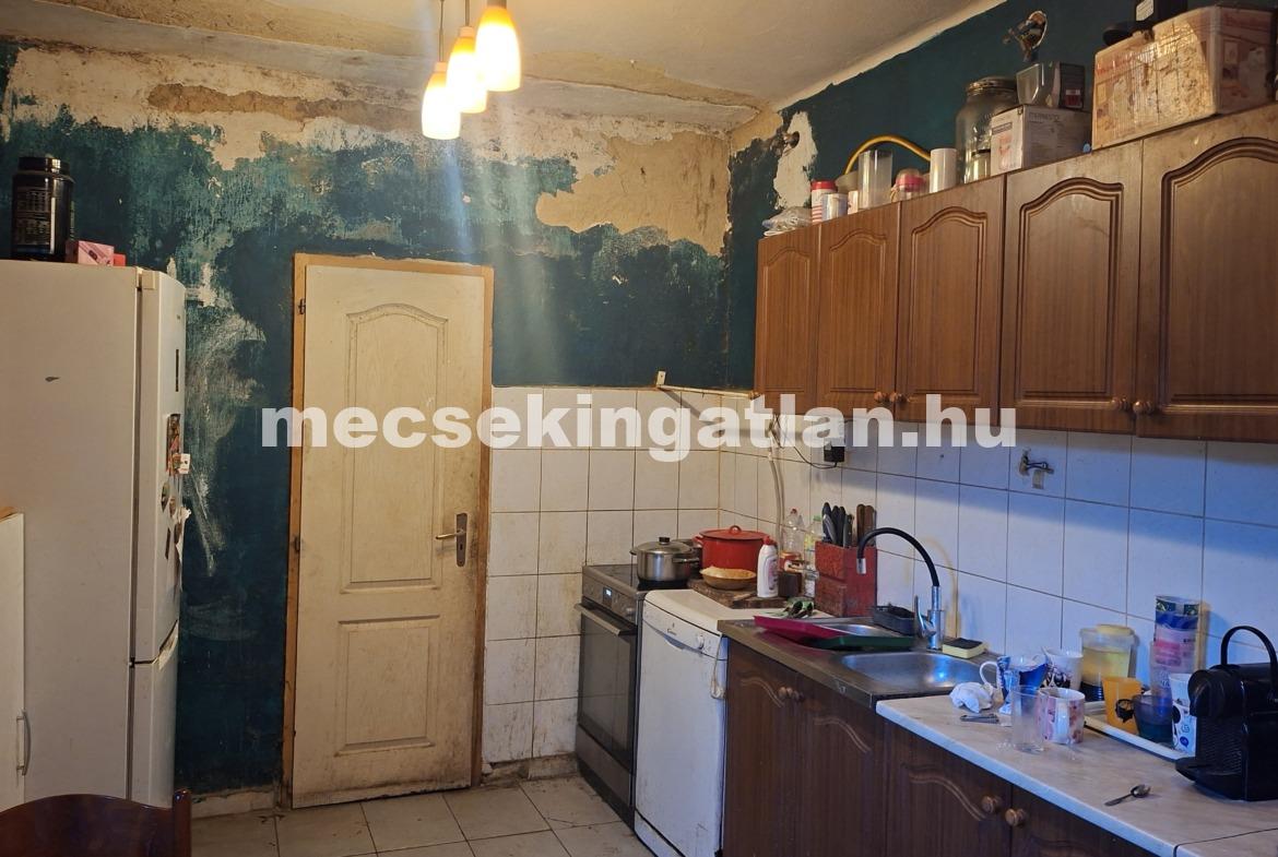 Pécs, Komlói úton eladó sürgősen önálló családi ház