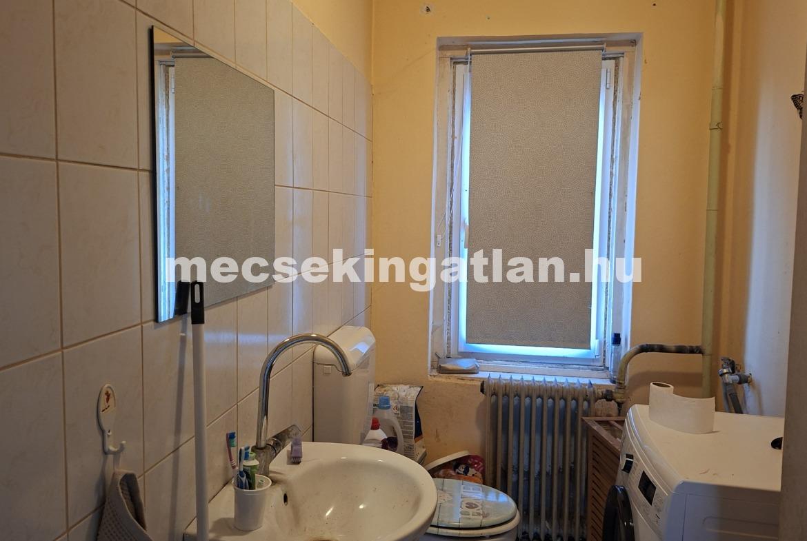Pécs, Komlói úton eladó sürgősen önálló családi ház