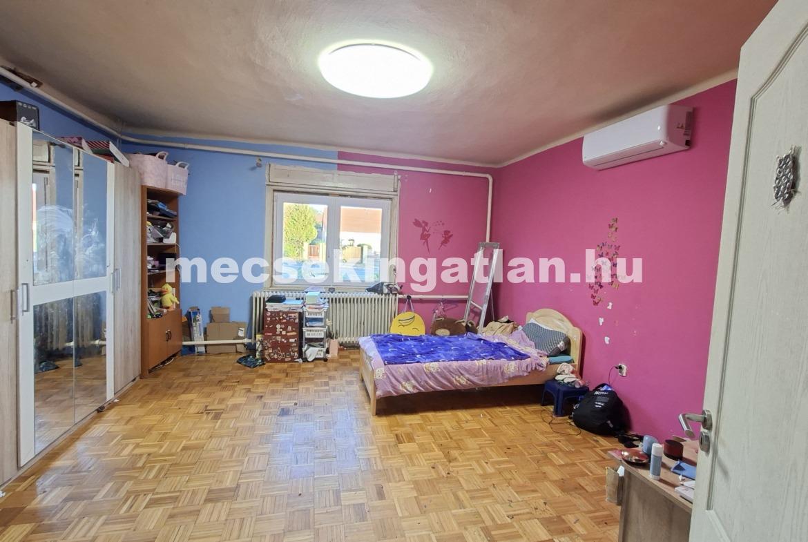 Pécs, Komlói úton eladó sürgősen önálló családi ház