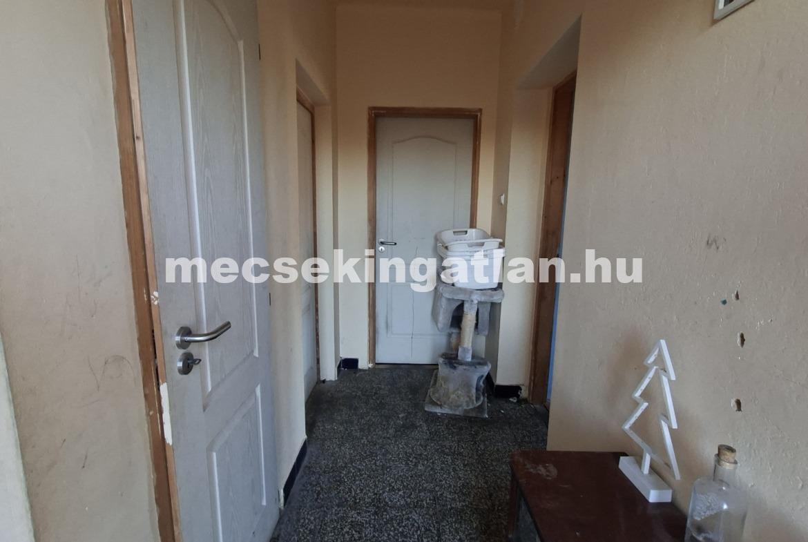 Pécs, Komlói úton eladó sürgősen önálló családi ház