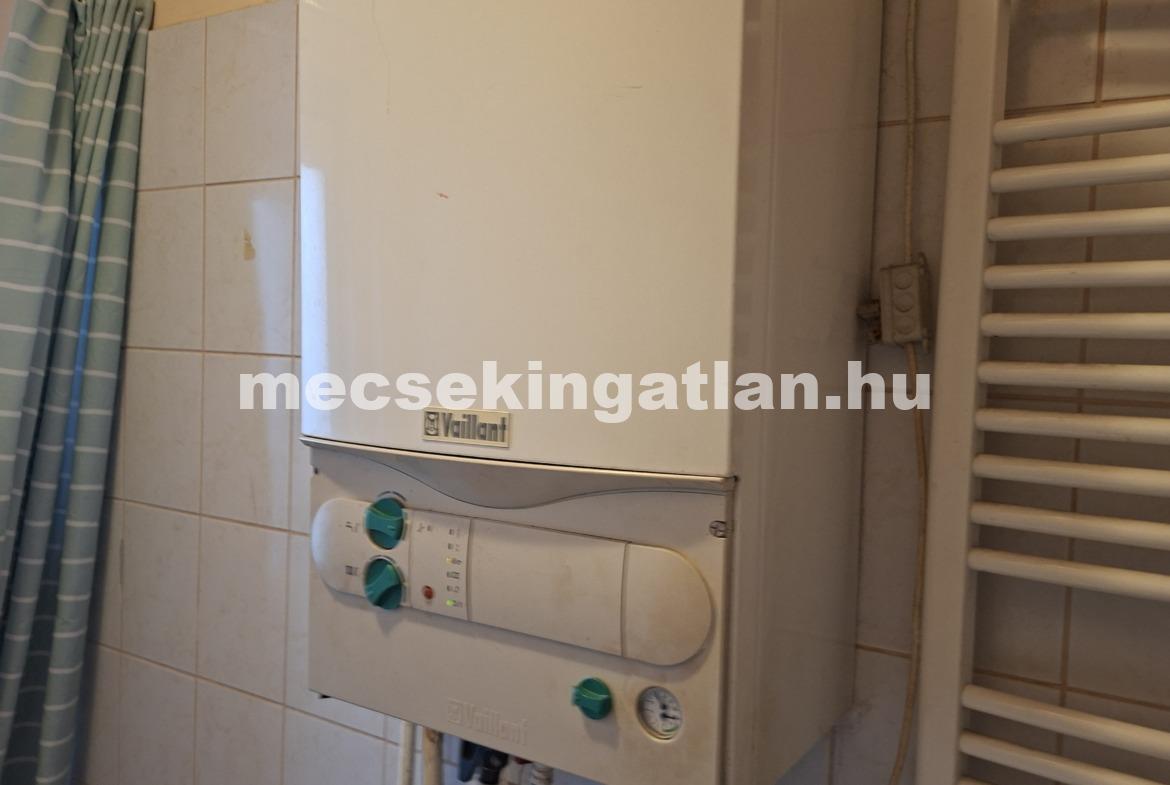 Pécs, Komlói úton eladó sürgősen önálló családi ház
