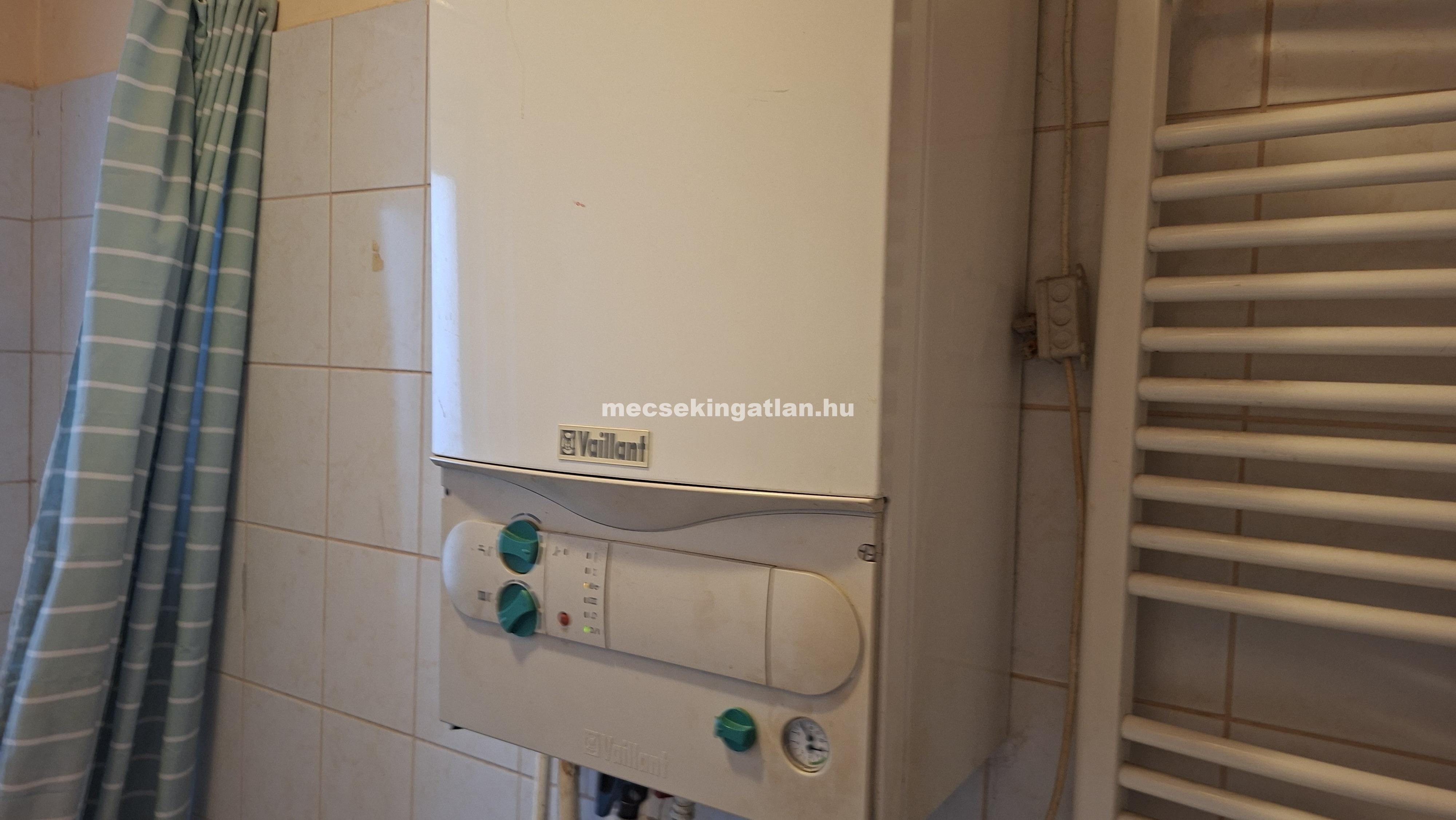 Pécs, Komlói úton eladó sürgősen önálló családi ház