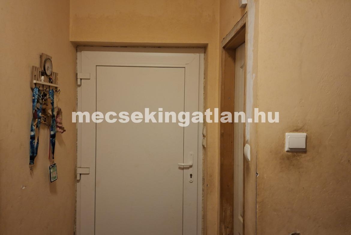 Pécs, Komlói úton eladó sürgősen önálló családi ház