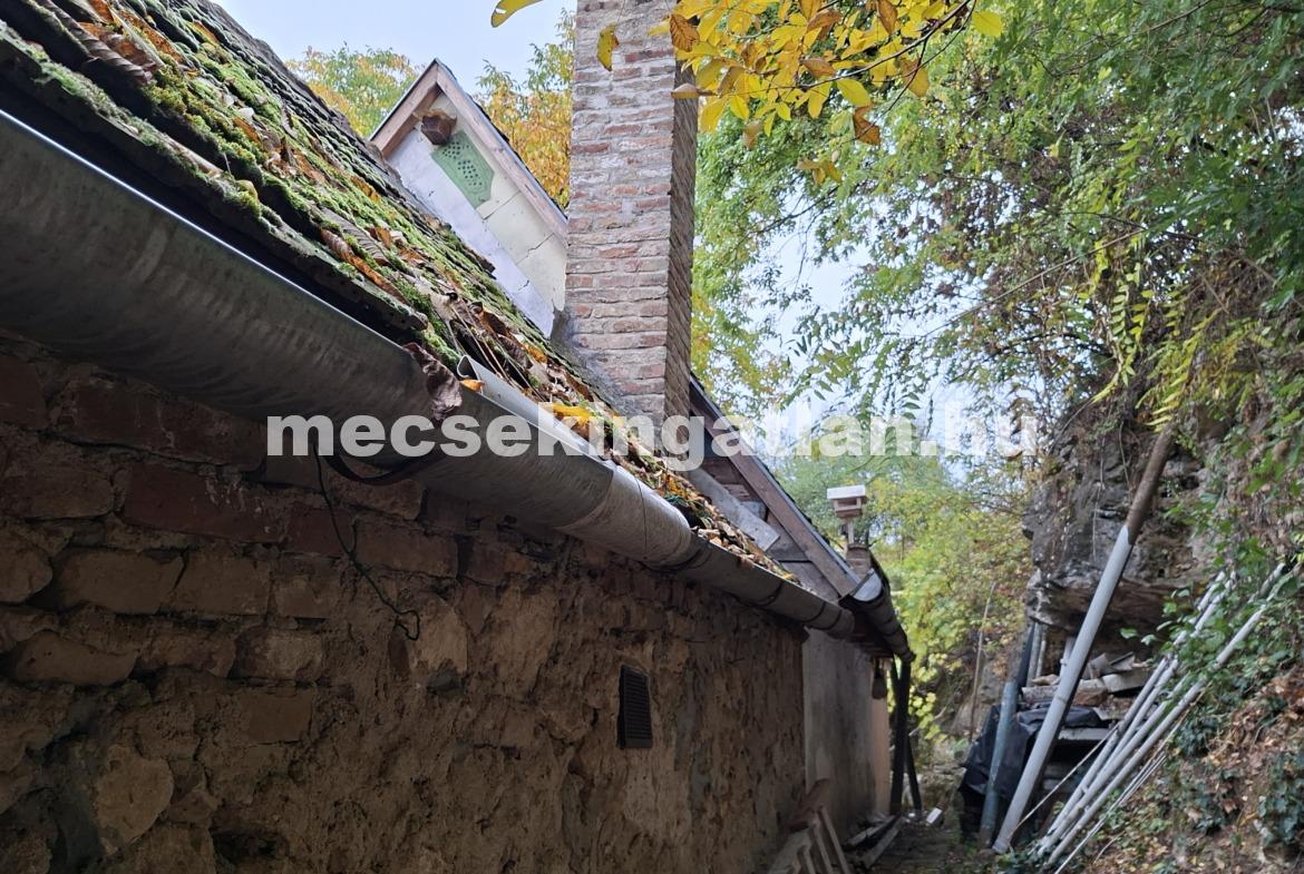 Pécs, Bánomi részén Csárda utcában eladó családi ház