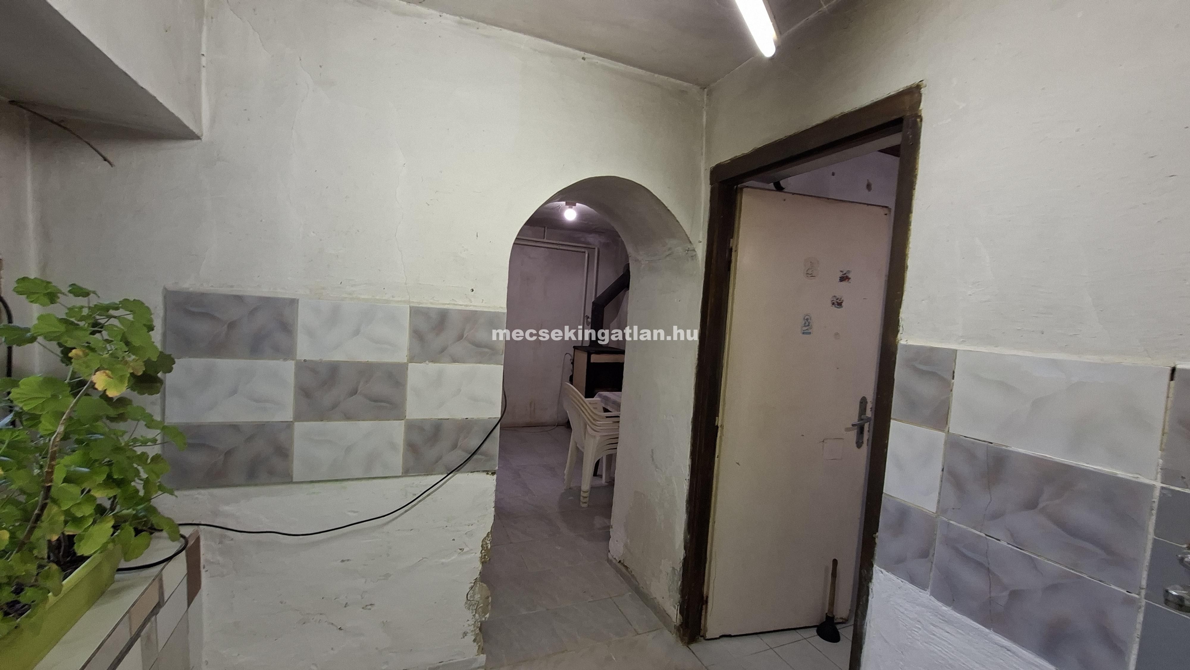 Pécs, Bánomi részén Csárda utcában eladó családi ház