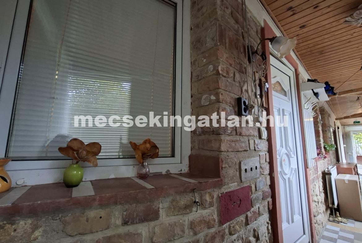 Pécs, Bánomi részén Csárda utcában eladó családi ház