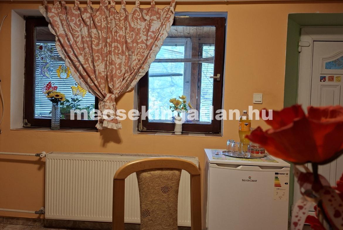Pécs, Bánomi részén Csárda utcában eladó családi ház