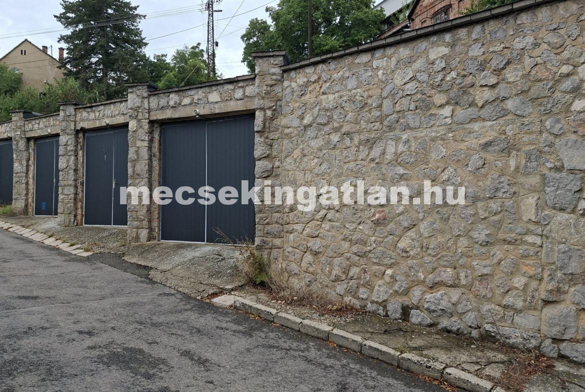 Pécsett Egyetemvárosban a Pacsirta utcában a Bagoly-dűlő elején kiadó üres önálló garázs