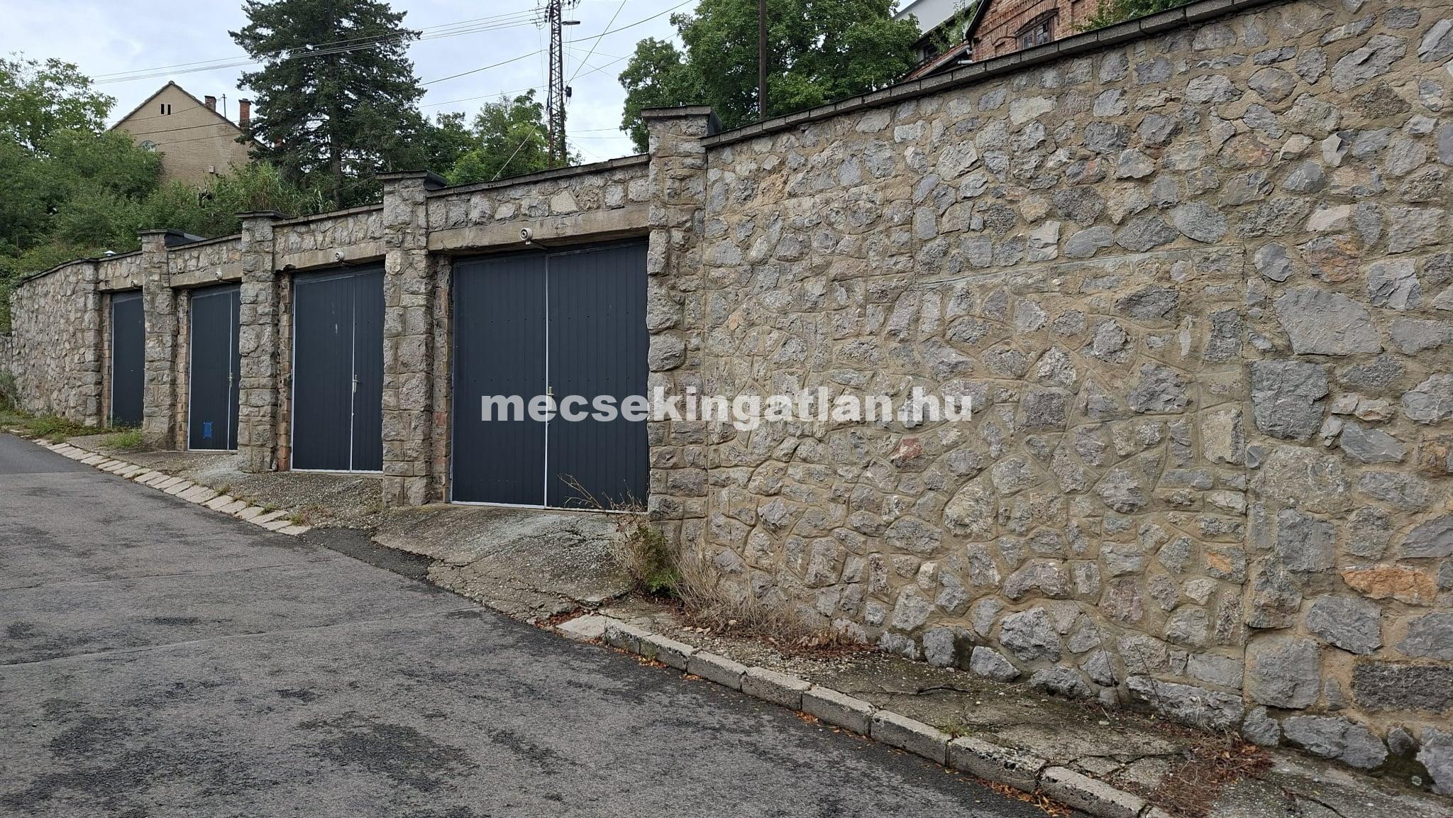 Pécsett Egyetemvárosban a Pacsirta utcában a Bagoly-dűlő elején kiadó üres önálló garázs