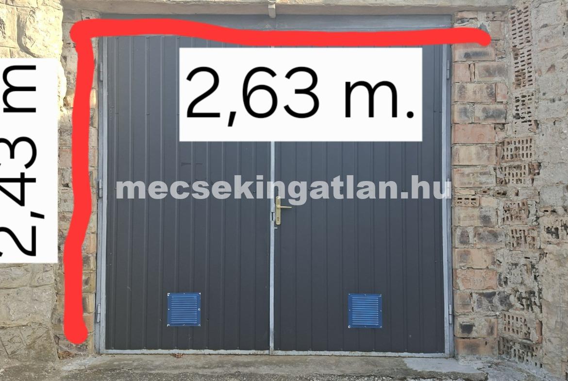 Pécsett Egyetemvárosban a Pacsirta utcában a Bagoly-dűlő elején kiadó üres önálló garázs